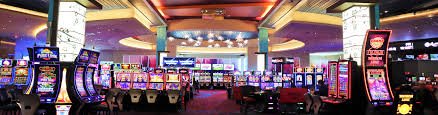 Feature cards explaining 777u7 virtual racing for adults